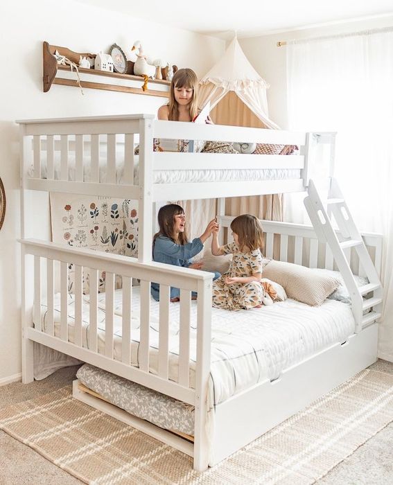 Двухьярусная детская кровать