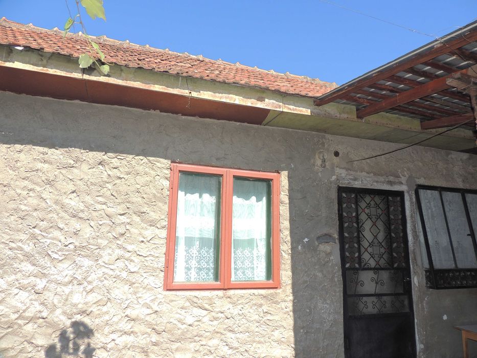 Teren 491 m²,deschidere stradal 15 ml,cu casă 3 camere,garaj și beci