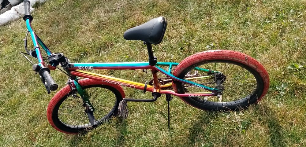 Vând bmx multicolor!!