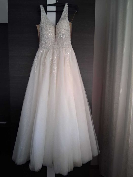 Vând rochie de mireasă,purtata o singură data!