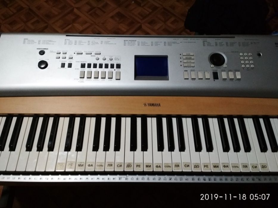 Синтезатор продам