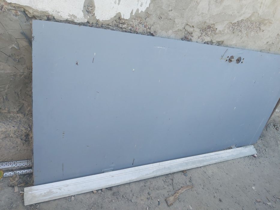 Продам металлическую дверь.