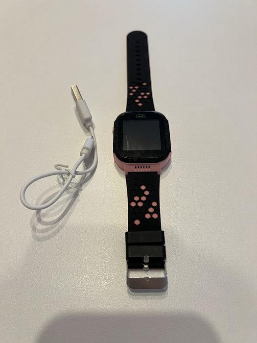 Vând 2 smartwatch-uri pentru copii, foarte puțin utilizate.