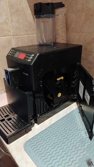 Кафе машина Philips с каничка за капучино -перфектно състояние!