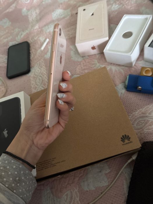 Телефон iPhone 8