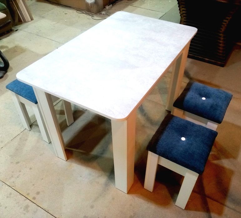 Продам новый стол 4 табуретки!