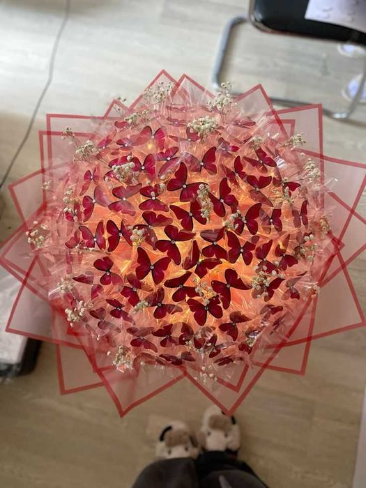 Светещ вечен букет от пеперуди и цветя.  имен ден свети валентин