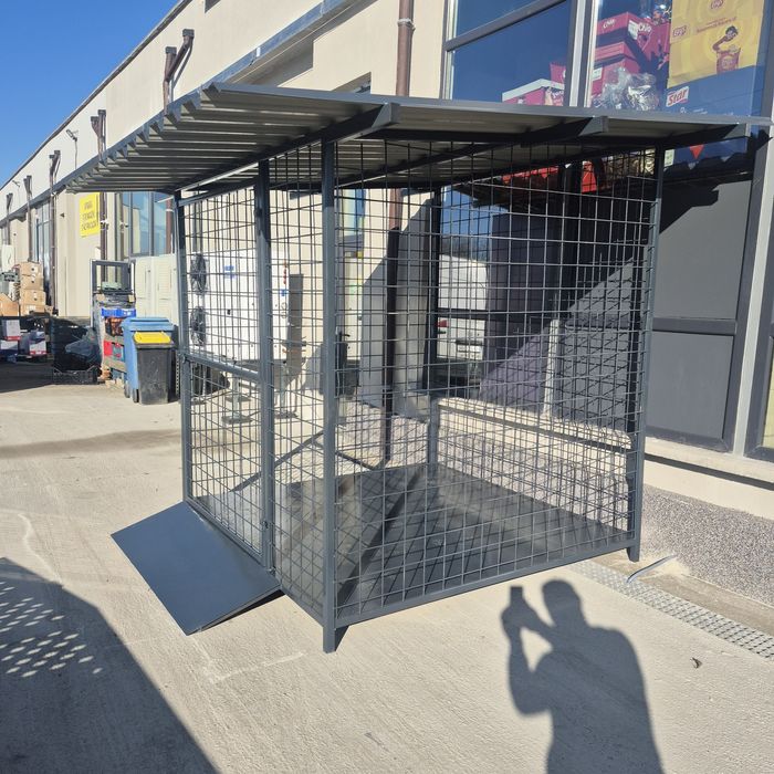 Spațiu depozitare carton magazin alimentar