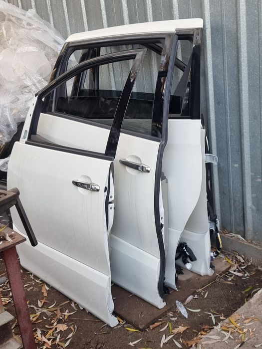 Двери на Toyota Estima.