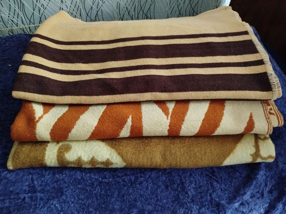 Одеяла шерстяные, подушки