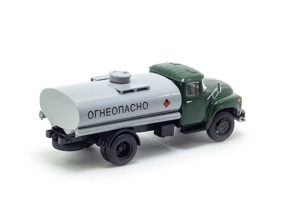 Коллекция грузовиков ЗИЛ-130 и 131 от SSM и АвтоИстория в 43 масштабе.