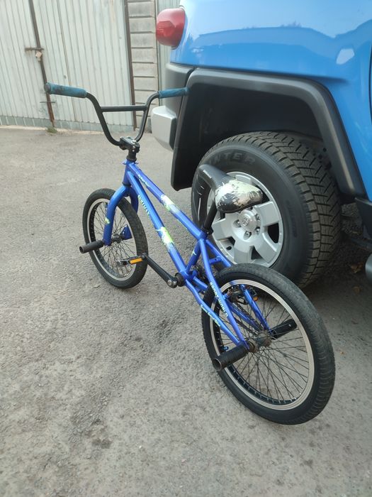 Велосипед BMX в хорошем состоянии.