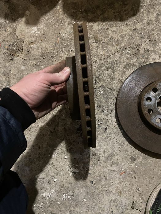 Продавам комплект  дискове и задни апарати за Фолксваген Туран 2004