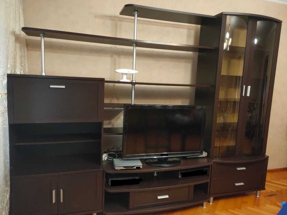 Продам вместительную шкаф стенку