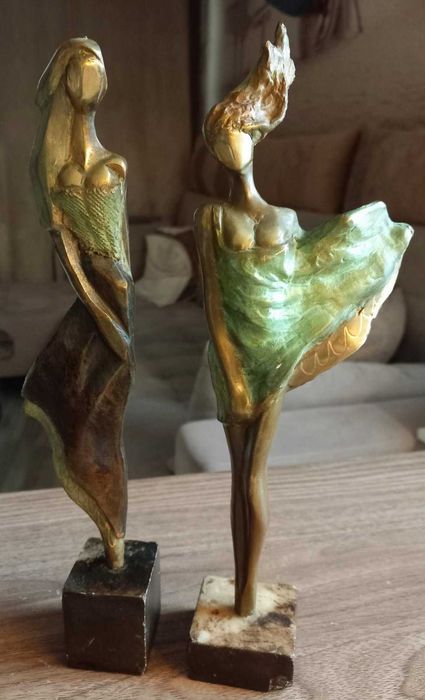 Статуетка ваза свещник плетени цветя бутилка и чаши кутии за подправки