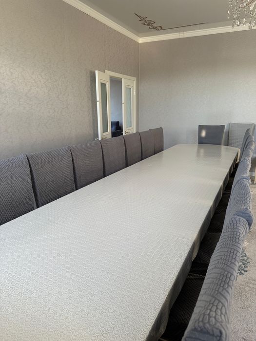 Большой стол со стульями