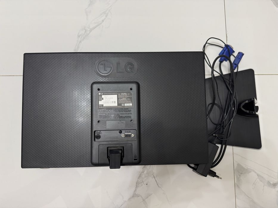 Монитор LG с проводами