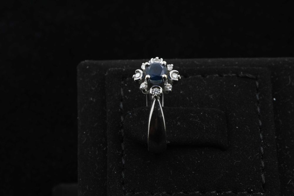 Златен Пръстен Бяло Злато 750 (18к) Сапфир и 8 диаманта, размер 48