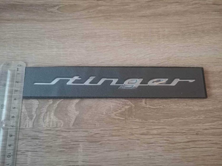 сребрист надпис Kia Stinger малък размер