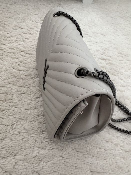 Geanta dama YSL Nepurtata, nu este originala