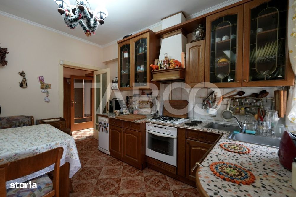 Casa individuala de vanzare cu 5 camere 2 balcoane zona Centrala