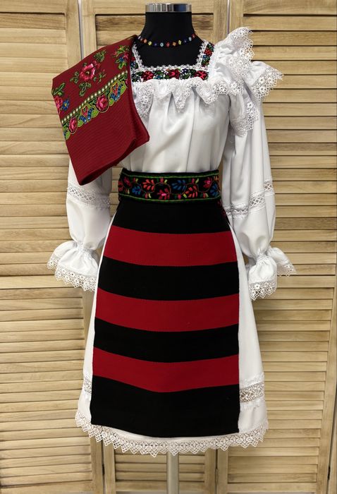 Costum traditional de Marmures pentru femei cu zadii/catrinte/fote