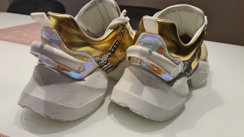 Златни маратонки