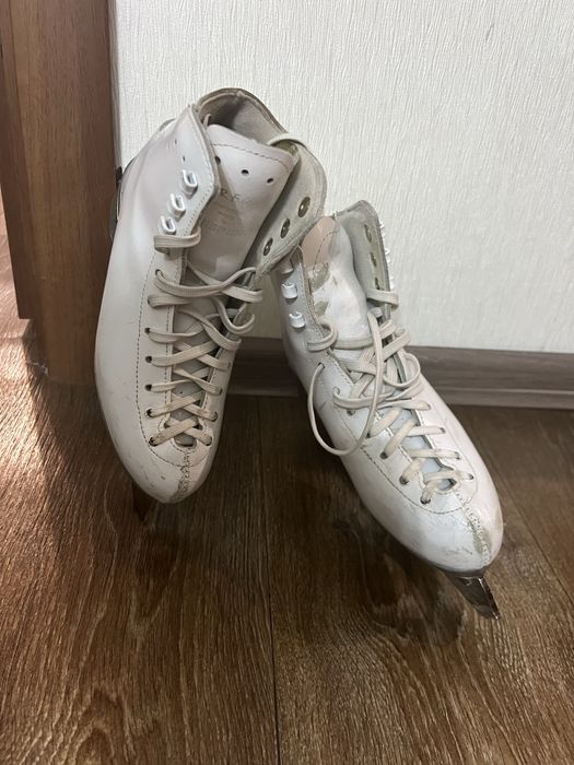 Коньки фигурные “Risport”.