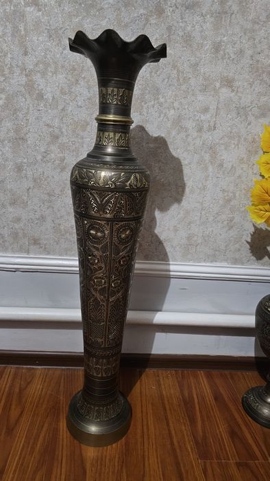 Продам Вазу металическая