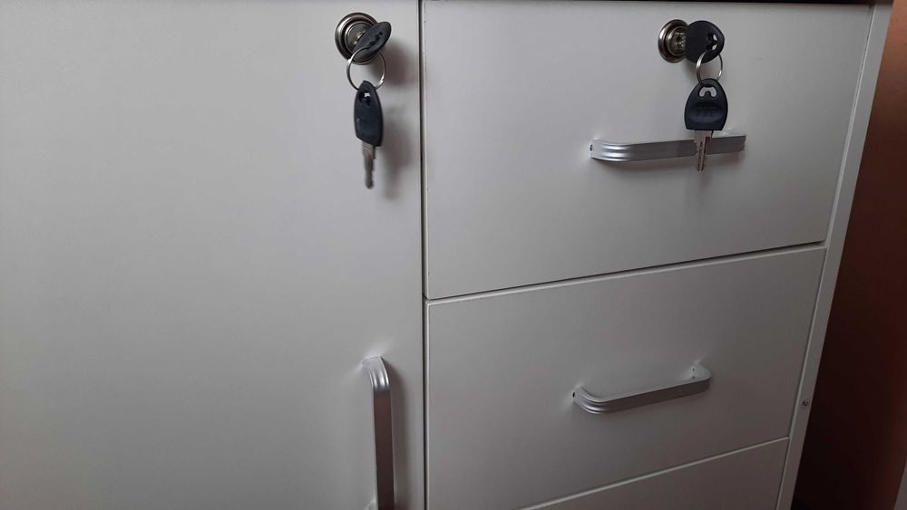 Продавам шкафче подходящо е за документи или други цености