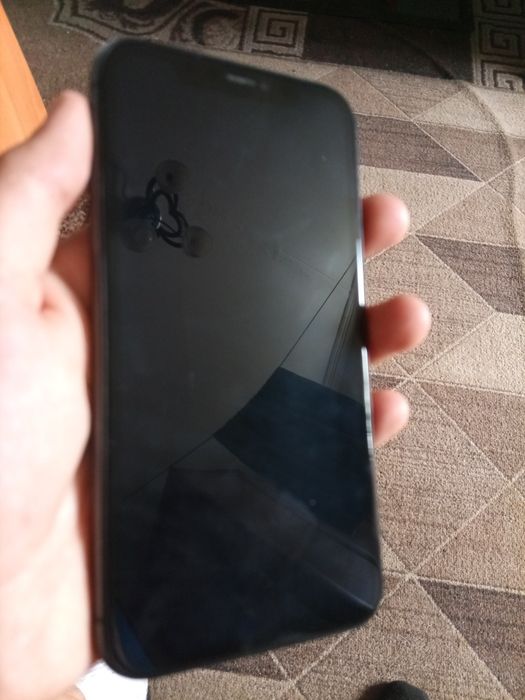 Айфон 11 срочна продам