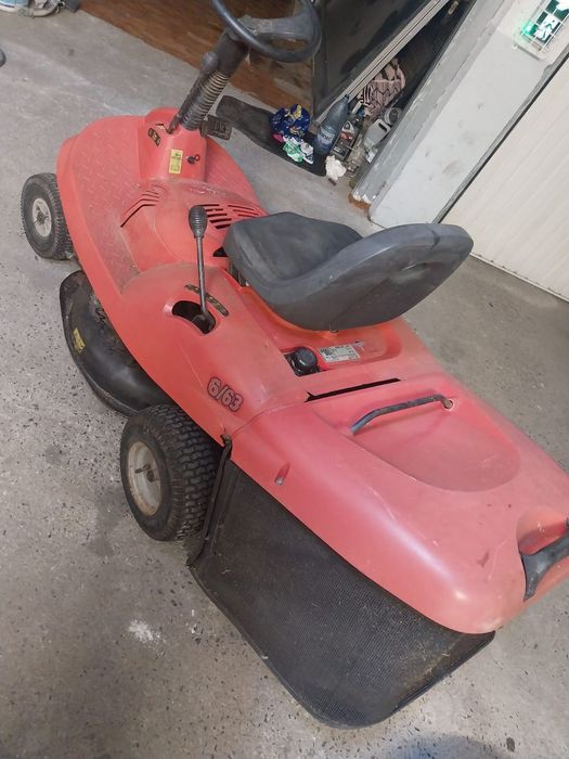 Tractoraș de tuns iarba