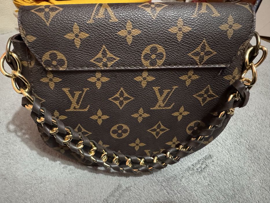 Малка дамска чанта Louis Vuitton – елегантен и емблематичен акцент