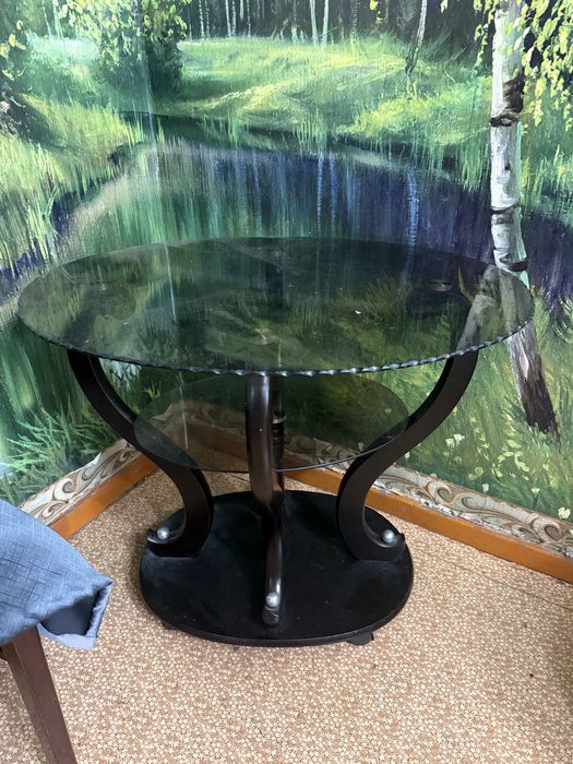 Продам столик на колесах 10000т