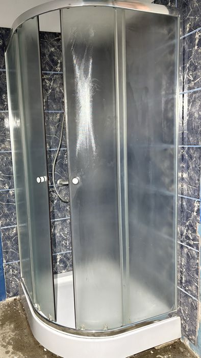 Cabină de duș semirotundă pe colț + cădiță