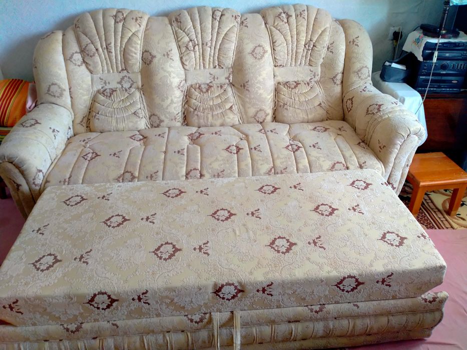 Диван и два мягких кресла