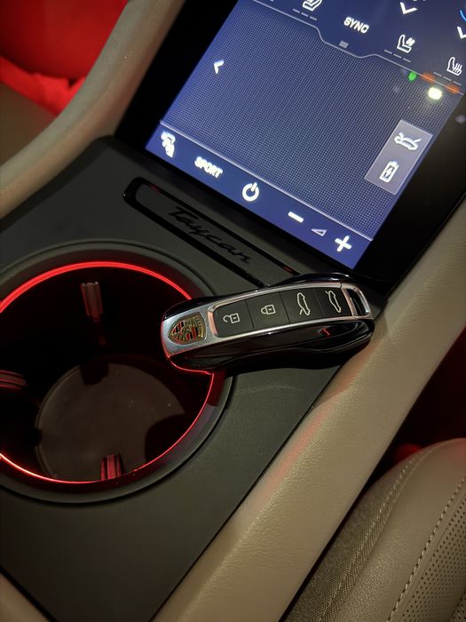 Porsche Taycan.