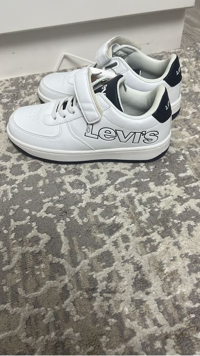 кроссовки бренда Levis