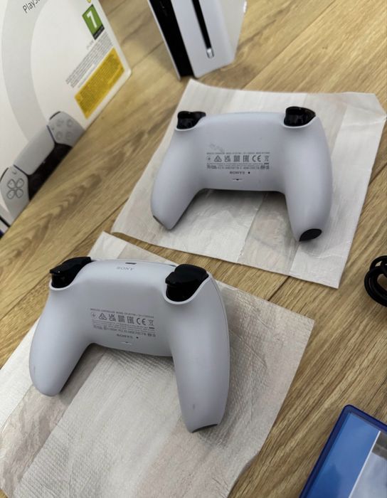 consola PlayStation 5 cu CD de 1 TB + 2 controllere