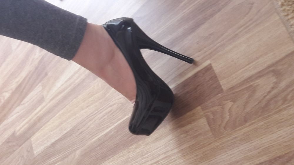 Vând pantofi de piele lacuiți