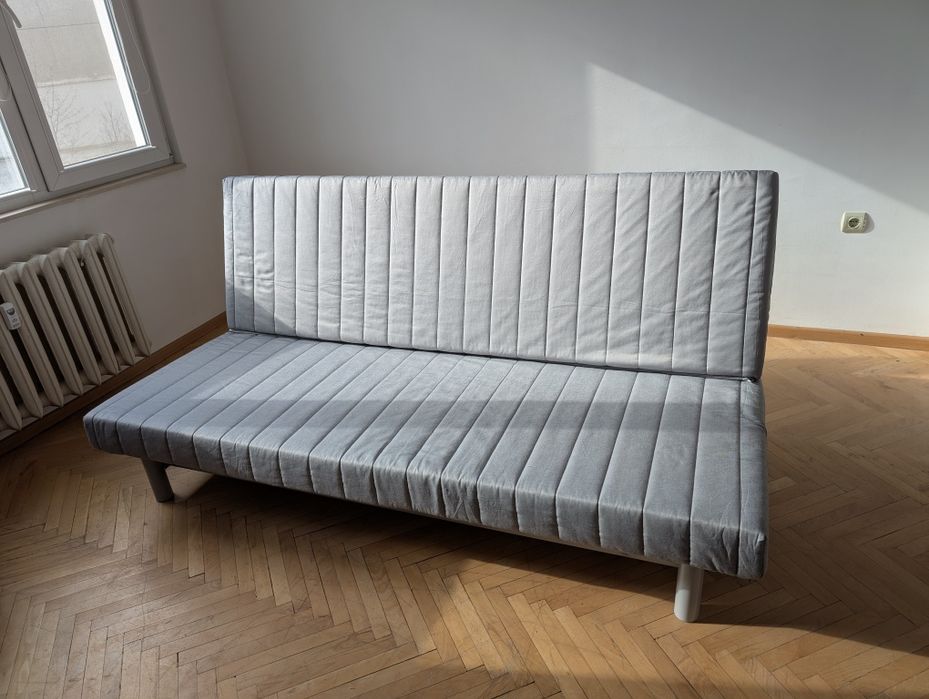 Диван с клик-механизъм, който се превръща в легло