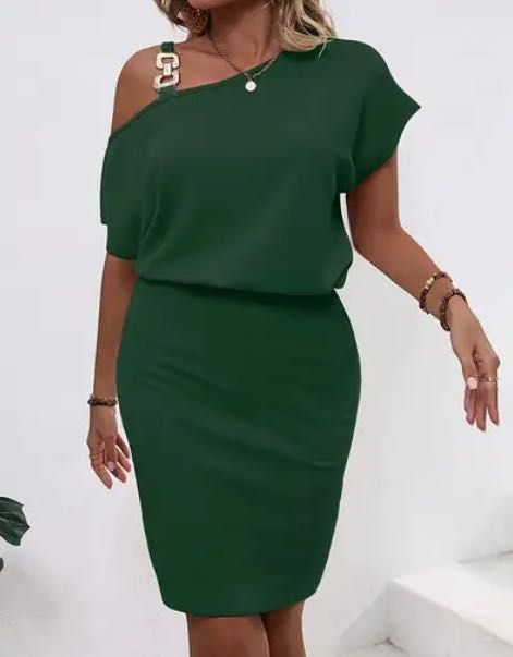 Рокля с верижна украса и прибрана талия3XL