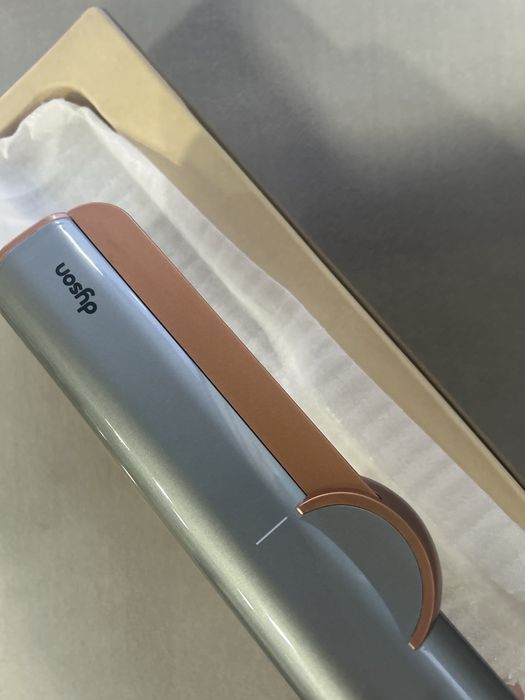 Dyson Airstrait