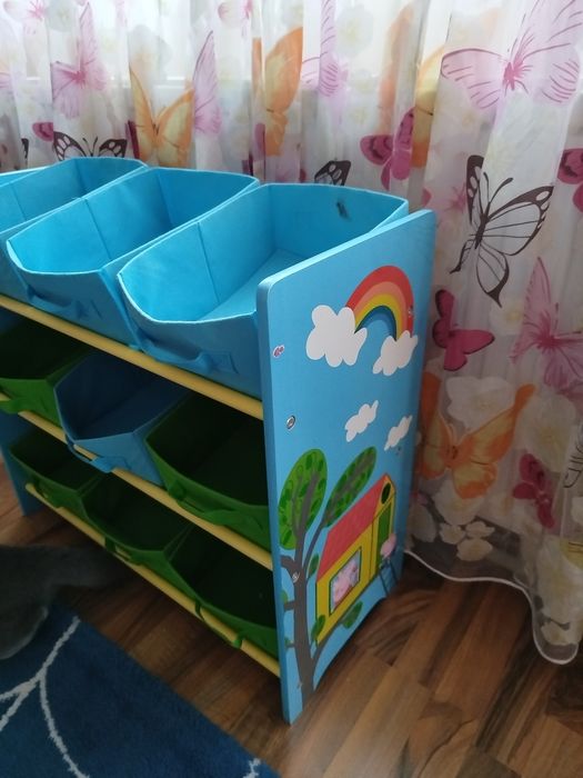 Етажерка за играчки