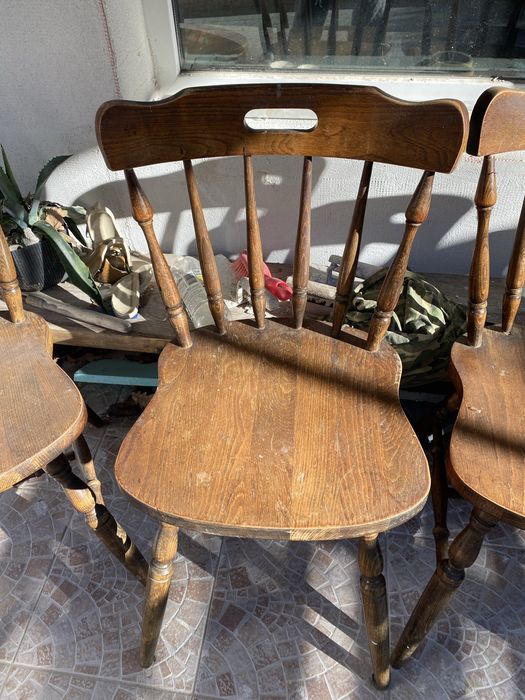 Четири дървени стола