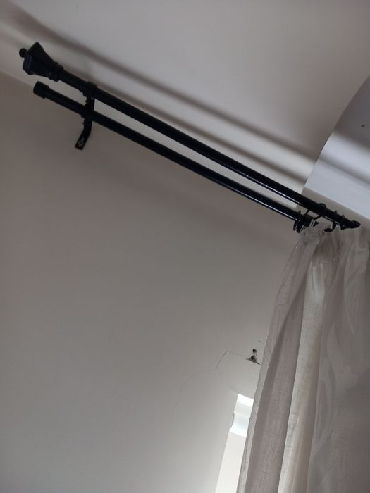 Perdea 3,50 m cu 2 țevi negre .stare buna