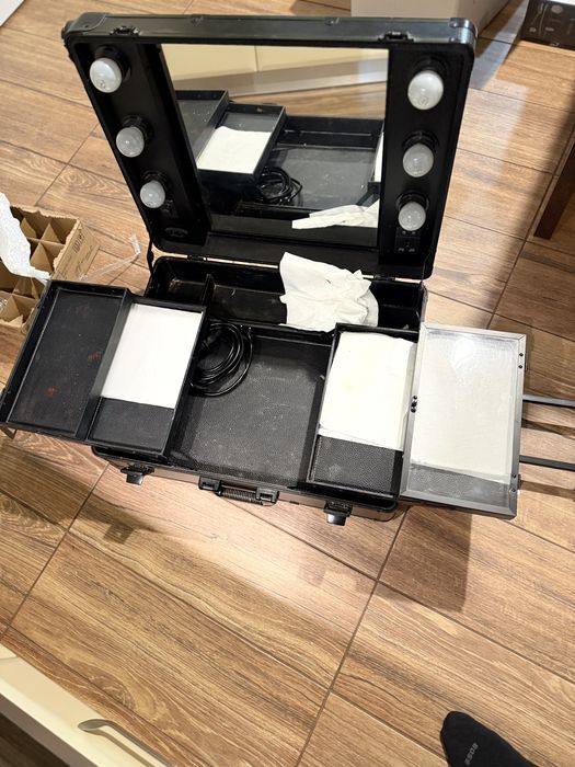 Portfard cosmetic, case valiza cu picioare lumini si spatii mari