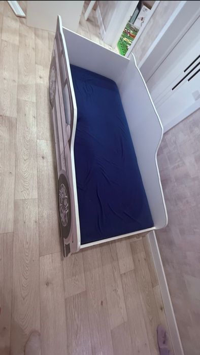 Детская кровать машинка