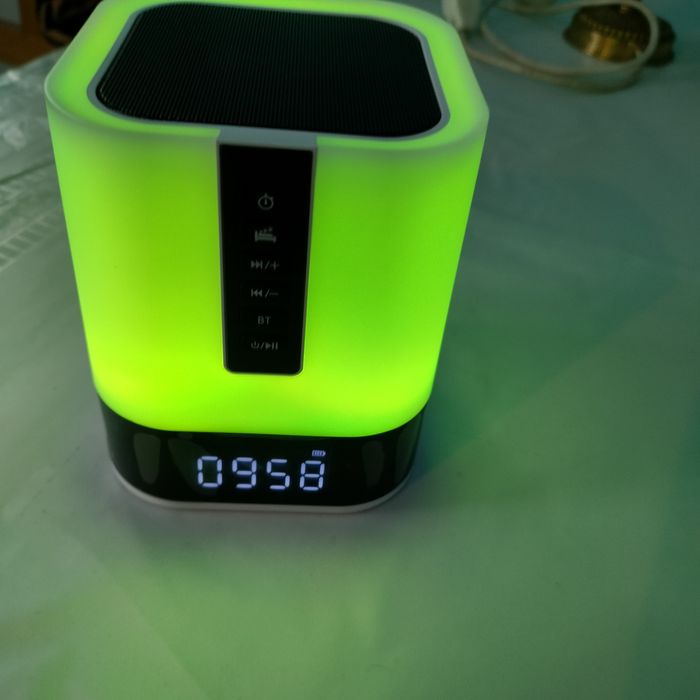 BOXĂ Bluetooth, veioză multicolor , ceas  deșteptător.