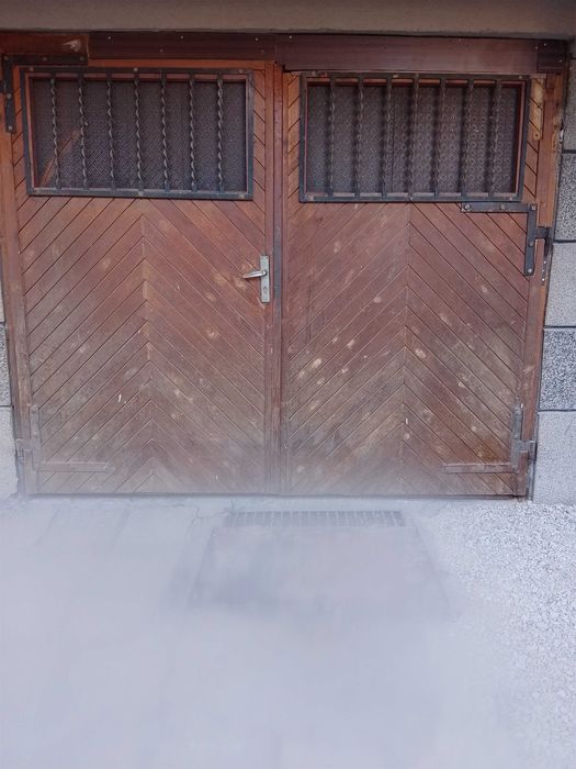Продавам Гаражна врата масивна и запазена